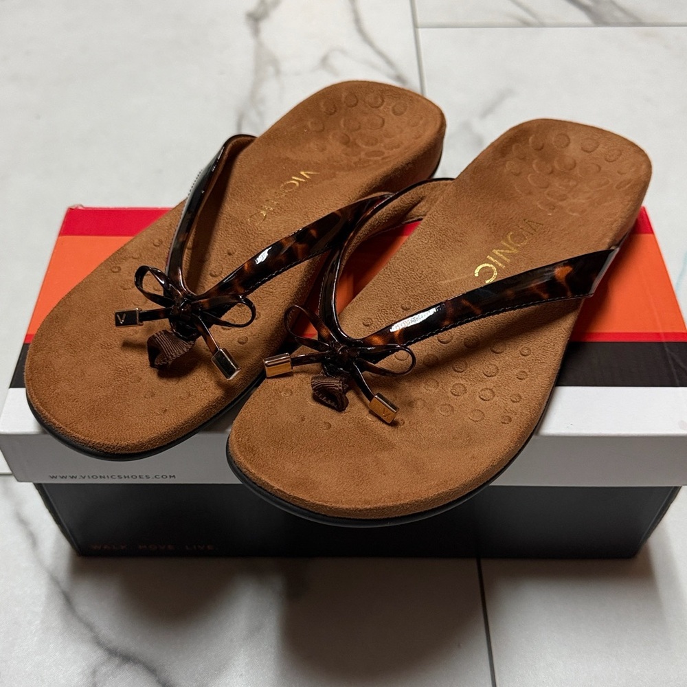 Vionic Women's Tan and Black Sandals Size 8